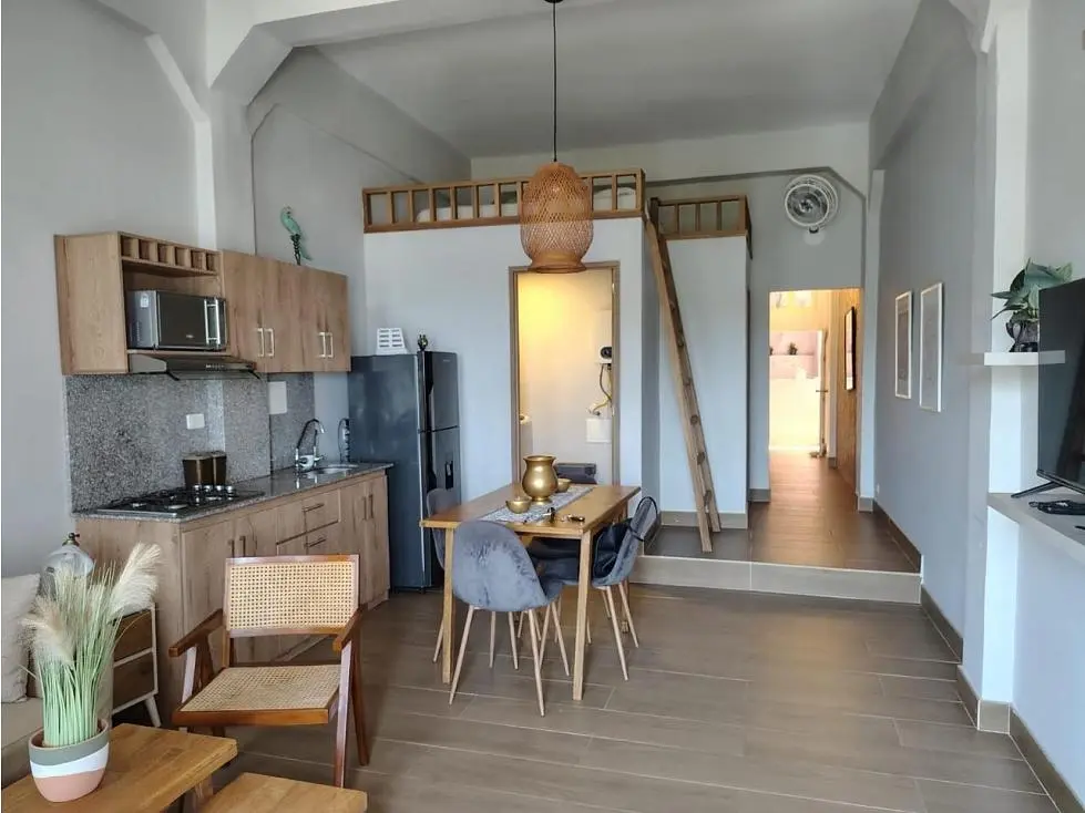 Cuisine; électroménager, carrelage, lumière naturelle