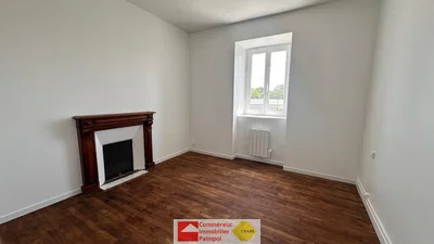 Wohnzimmer; kamin, holzboden, tageslicht