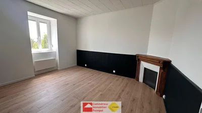 Wohnzimmer; holzboden, kamin, tageslicht