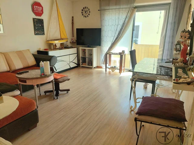 Living room; natural light, wood floor, modern style