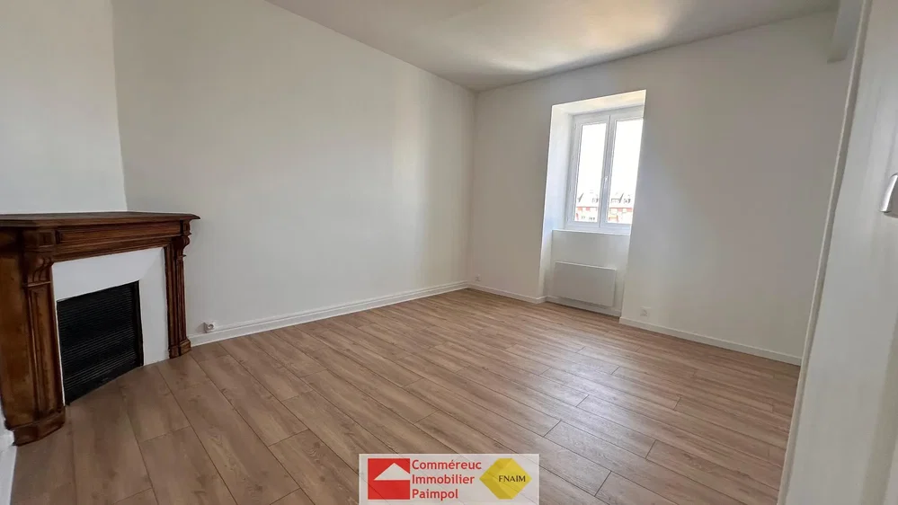 Wohnzimmer; kamin, holzboden, tageslicht
