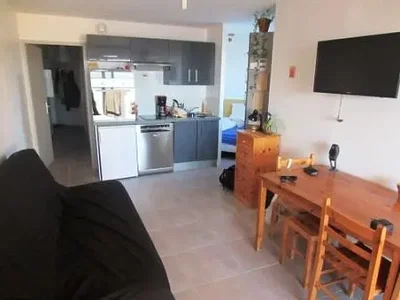 Wohnzimmer; küchengeräte, tageslicht, fliesenboden