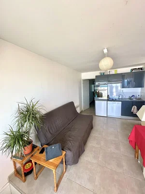 Wohnzimmer; fliesenboden, tageslicht