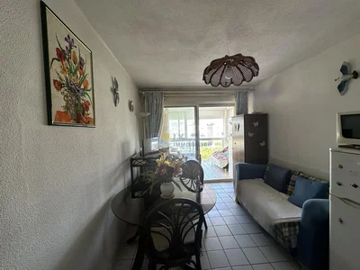 Wohnzimmer; fliesenboden, tageslicht