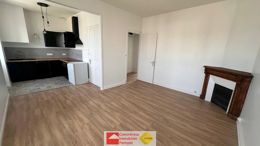Wohnzimmer; holzboden, kamin, küchengeräte