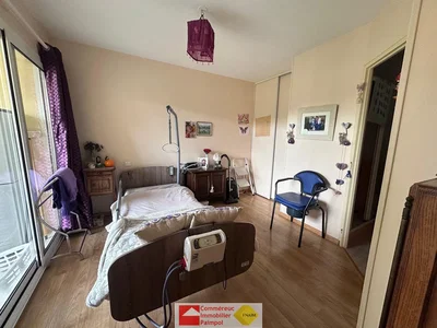 Schlafzimmer; holzboden, tageslicht
