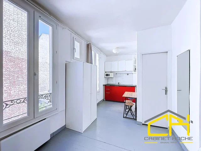 Кухня; кухненски уреди, естествена светлина, плочки