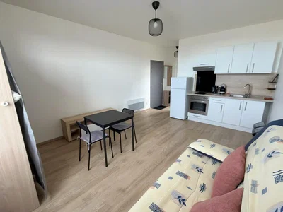 Wohnzimmer; küchengeräte, holzboden, tageslicht, moderner stil