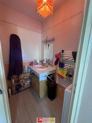 Badezimmer; fliesenboden, renovierungsbedürftig