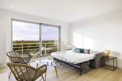 Schlafzimmer; tageslicht, holzboden, blick