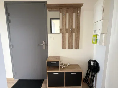 Garderobe; holzboden, tageslicht, renoviert