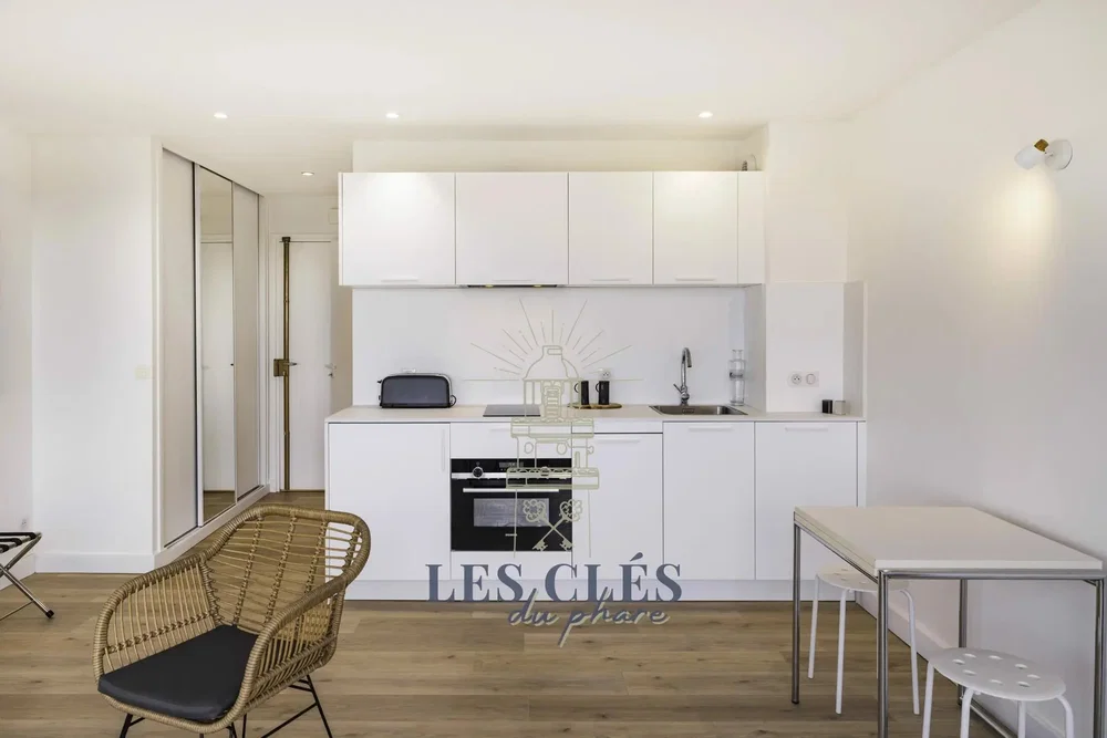 Küche; küchengeräte, holzboden, tageslicht, moderner stil