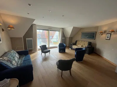 Wohnzimmer; holzboden, tageslicht