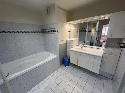 Badezimmer; fliesenboden, renovierungsbedürftig