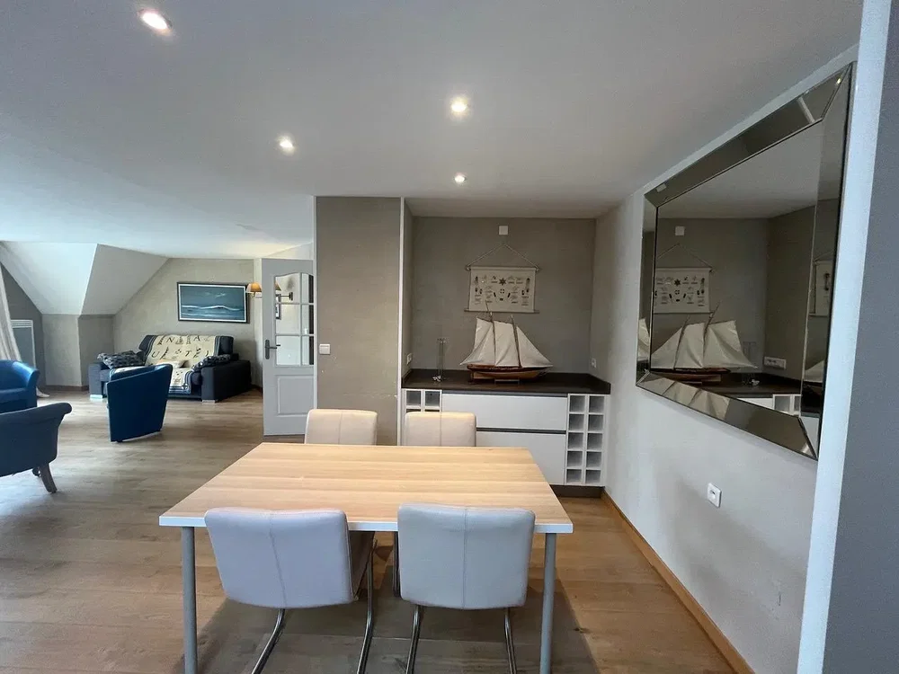 Wohnzimmer; tageslicht, holzboden, moderner stil