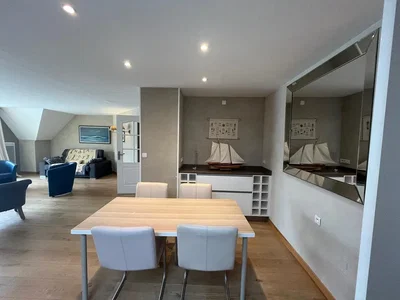 Wohnzimmer; tageslicht, holzboden, moderner stil