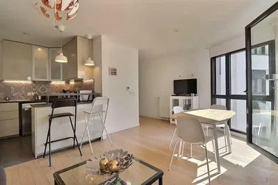 Wohnzimmer; küchengeräte, tageslicht, moderner stil, holzboden