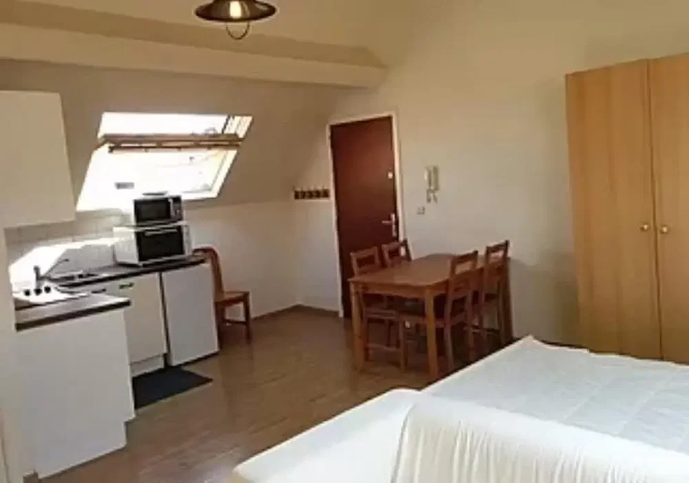 Cucina; elettrodomestici, luce naturale, pavimento in legno