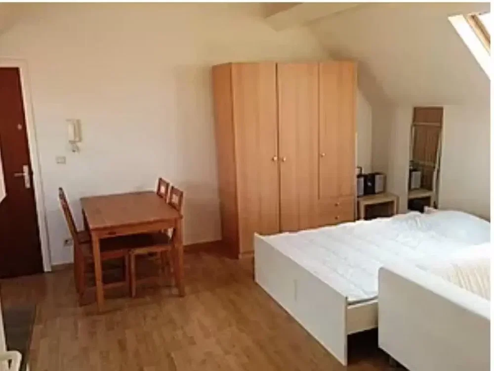 Camera da letto; pavimento in legno, luce naturale