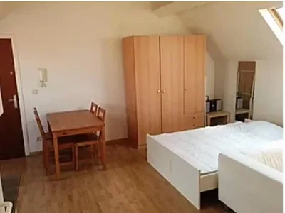Camera da letto; pavimento in legno, luce naturale