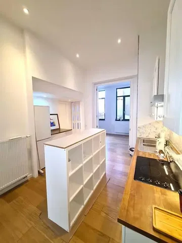 Küche; holzboden, tageslicht, renovierungsbedürftig