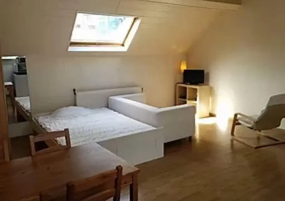 Camera da letto; luce naturale, pavimento in legno