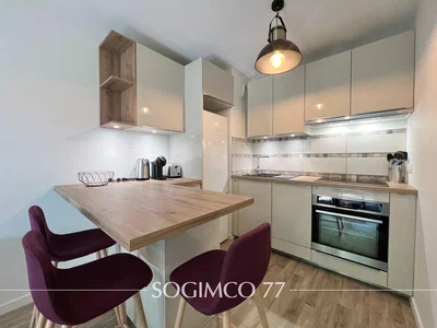 Küche; küchengeräte, holzboden, tageslicht, moderner stil