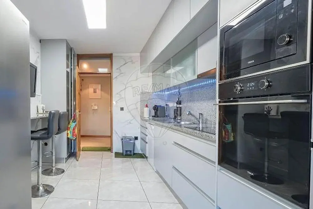 Kuhinja; kuhinjski aparati, pločice, renoviran, prirodno svjetlo