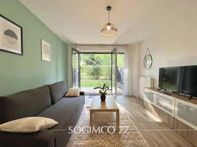 Wohnzimmer; tageslicht, holzboden, moderner stil