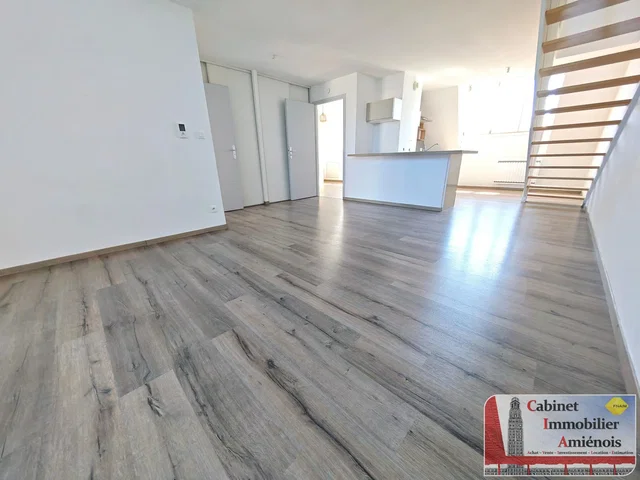 Wohnzimmer; fliesenboden, tageslicht, renoviert