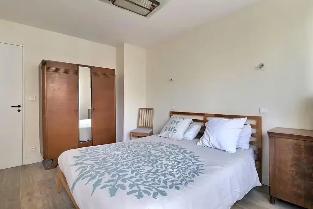 Schlafzimmer; holzboden, tageslicht