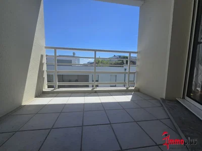 Balcón; suelo de baldosas, vista
