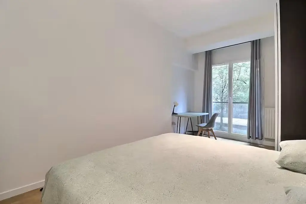 Schlafzimmer; tageslicht, holzboden