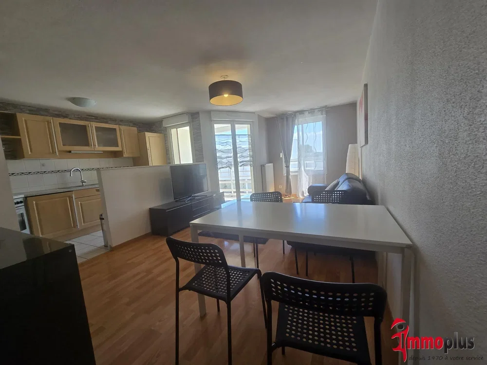Comedor; suelo de madera, luz natural, electrodomésticos
