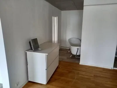 Kupaonica; drveni pod, prirodno svjetlo