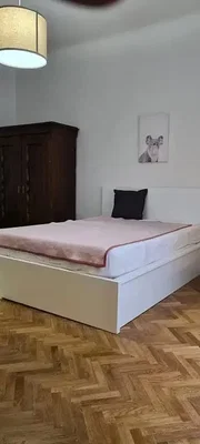 Spavaća soba; drveni pod