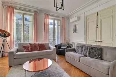 Sala de estar; luz natural, estilo moderno, chão de madeira