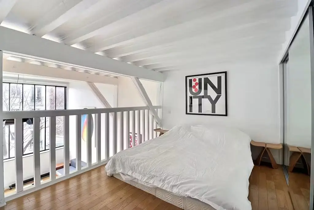 Schlafzimmer; holzboden, tageslicht, moderner stil