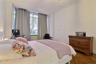 Quarto; chão de madeira, luz natural