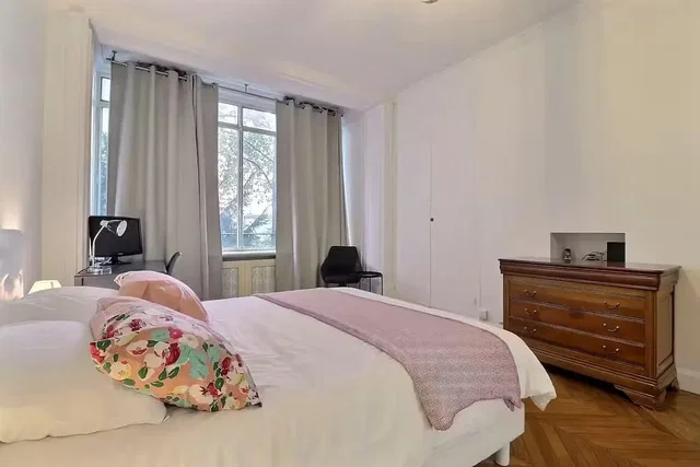 Quarto; chão de madeira, luz natural