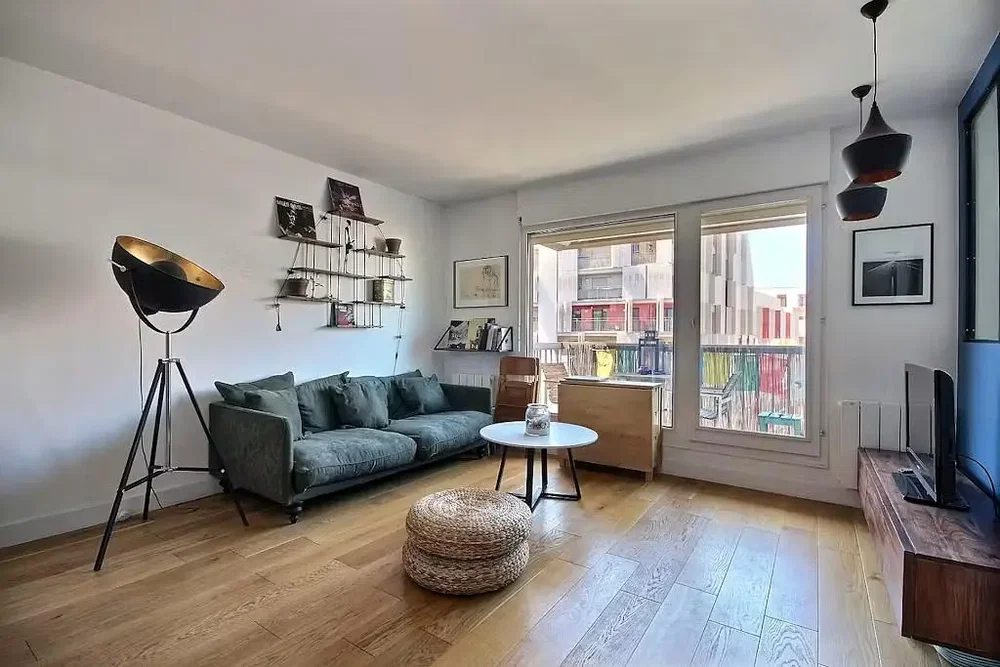 Living room; wood floor, natural light, modern style