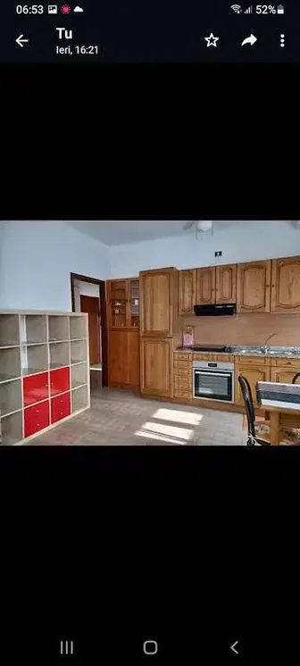 Kuchyně; kuchyňské spotřebiče, dlažba, přirozené světlo
