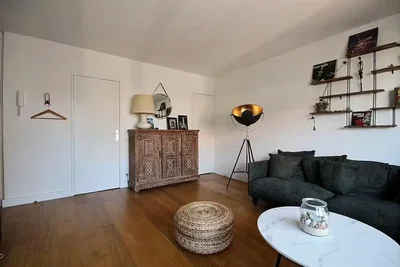 Living room; wood floor, natural light, rustic style