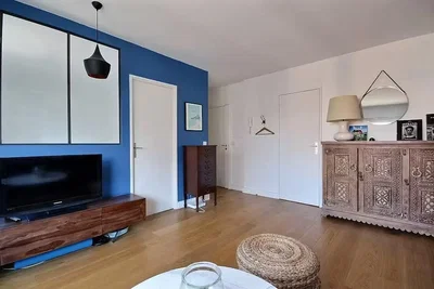 Living room; wood floor, natural light, modern style