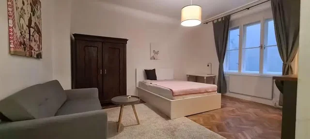 Спалня; дървен под, естествена светлина