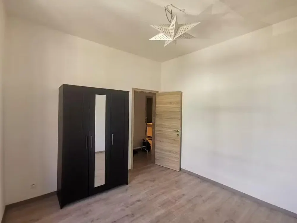 Camera da letto; pavimento in legno, luce naturale