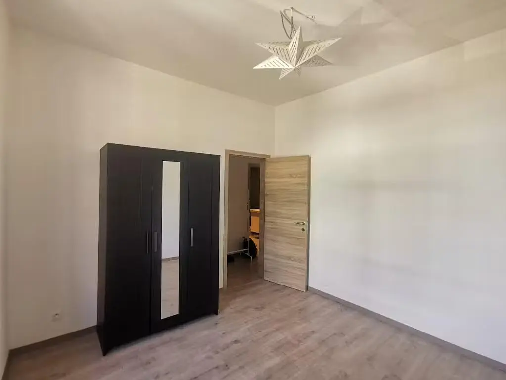 Camera da letto; pavimento in legno, luce naturale