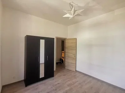 Camera da letto; pavimento in legno, luce naturale