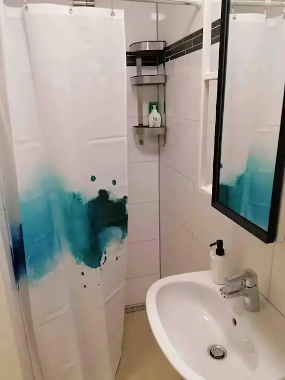 Badezimmer; fliesenboden, tageslicht