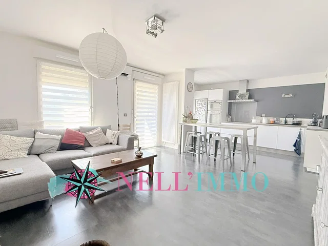 Wohnzimmer; tageslicht, moderner stil, holzboden